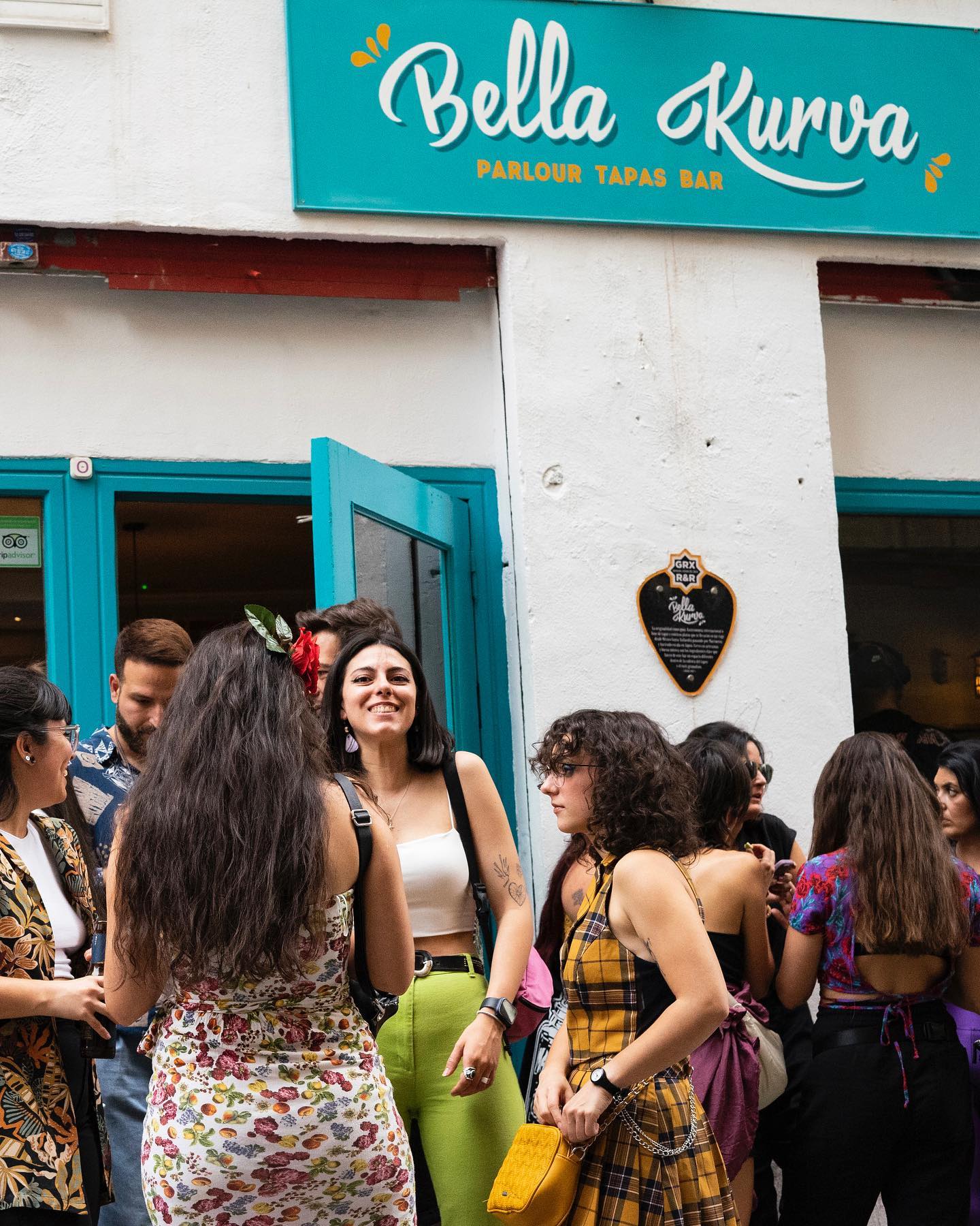 Entrada de Bella Kurva con gente