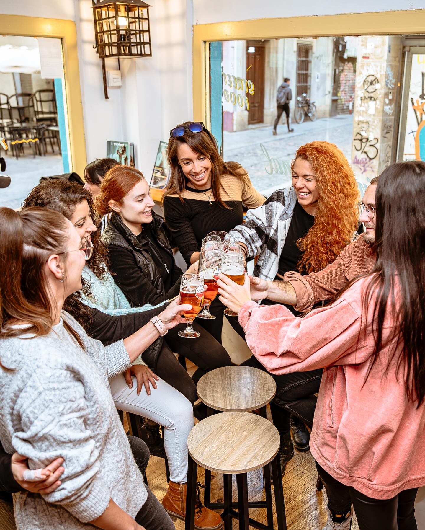 Grupo disfrutando en Bella Kurva